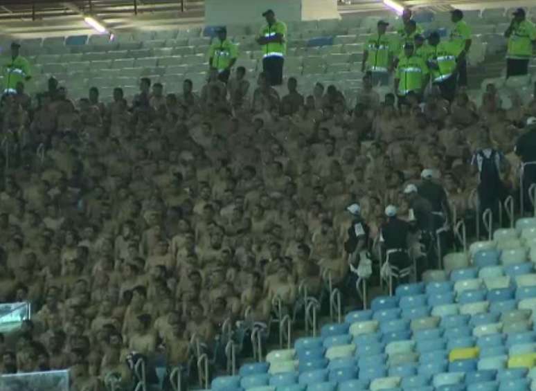 Torcedores do Corinthians tiveram de ficar sem camisa durante revista feita pela pol&iacute;cia do Rio ap&oacute;s o jogo Flamengo x Corinthians, no Maracan&atilde;