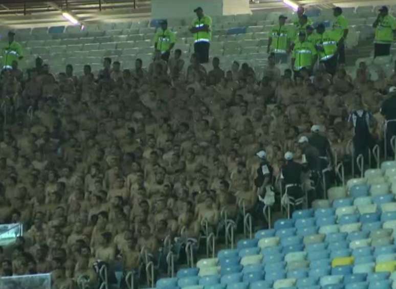 Torcedores do Corinthians tiveram de ficar sem camisa durante revista feita pela polícia do Rio após o jogo Flamengo x Corinthians, no Maracanã