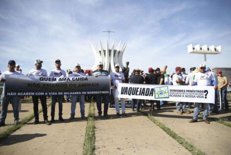 Brasília - Manifestantes protestam contra decisão do Supremo Tribunal Federal de proibir a vaquejada no país ()