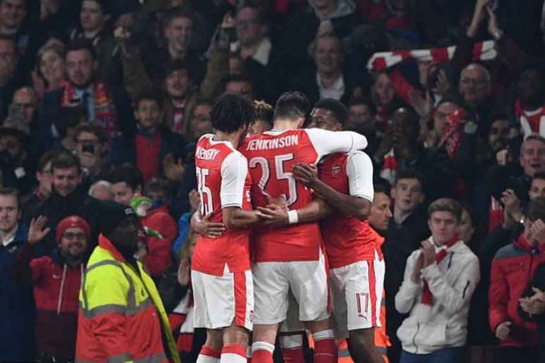 Jogadores comemoram o primeiro gol do Arsenal (Foto: Justin Tallis / AFP)