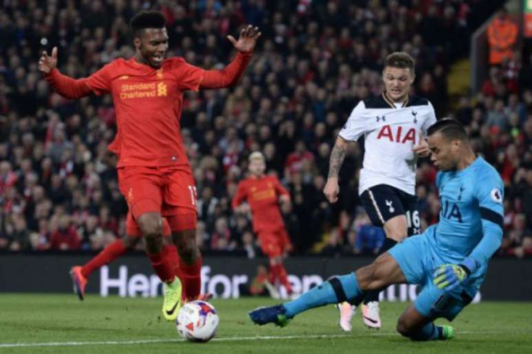 Sturridge passa por Vorm. Atacante foi decisivo para classificação do Liverpool (Oli SCARFF / AFP)