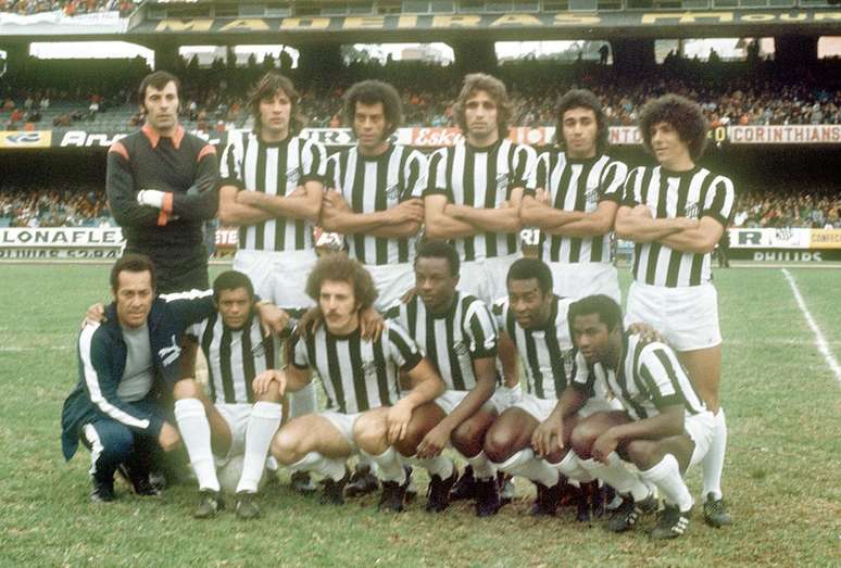 Os jogadores do Santos de 1973: (em pé da esq. para a dir.) Cejas, Hermes, Carlos Alberto Torres, Marinho Peres, Clodoaldo e Zé Carlos; (agachados das esq. para a dir.) Jair da Costa, Brecha, Eusébio, Pelé e Edu.