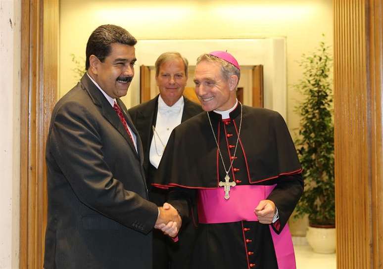 Nicolas Maduro é recebido pelo presbítero Guido Marini, chefe do escritório das celebrações litúrgicas do sumo pontífice