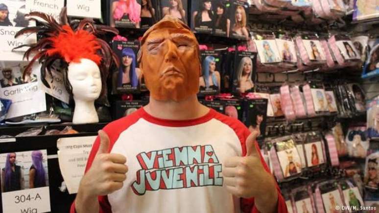 O cineasta Anthony Smith com máscara de Trump: &#034;Hillary, Obama ou Romney não têm a mesma graça&#034;