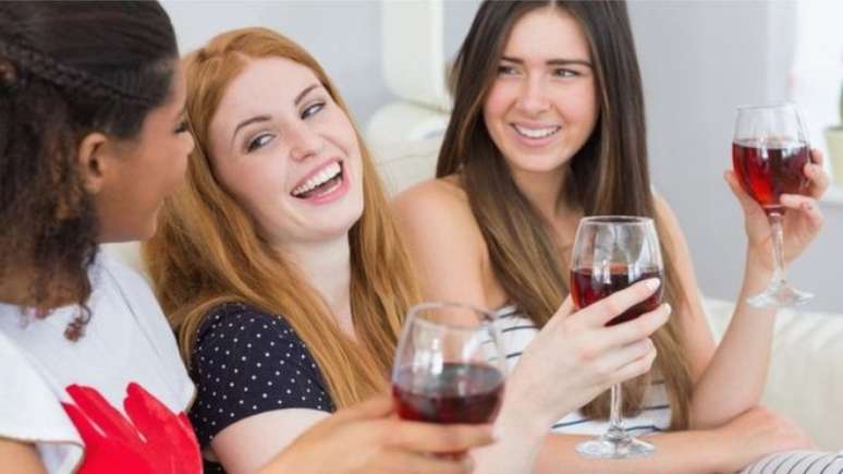 Mulheres, especialmente as mais jovens, estão expostas aos riscos do consumo de álcool quase no mesmo nível que os homens, de acordo com estudo
