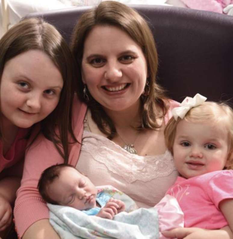 Mãe de duas meninas, Margaret Boemer descobriu que sua 3ª filha tinha um tumor na coluna quando a gestação estava na 16ª semana 