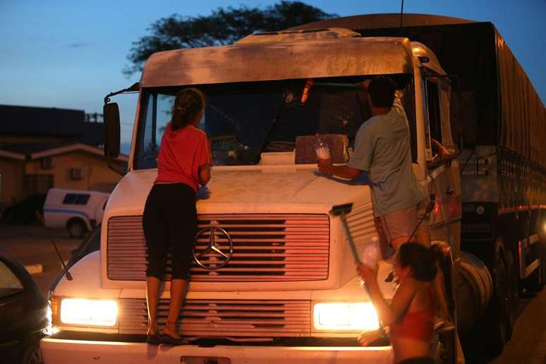 Venezuelanos limpam vidros de caminhão rua Mario Homem de Melo com a avenida Venezuela