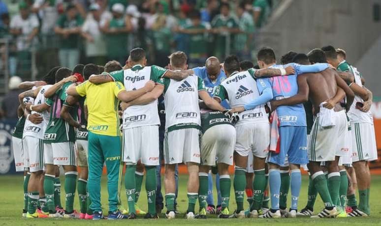 Jogadores conversam depois da vitória sobre o Sport, no domingo. Foco total no fim de ano (Foto: Cesar Greco)