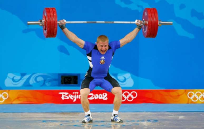 Andrei Rybakou, prata na categoria até 85kg do levantamento de peso, perderá sua medalha(Foto: AFP)