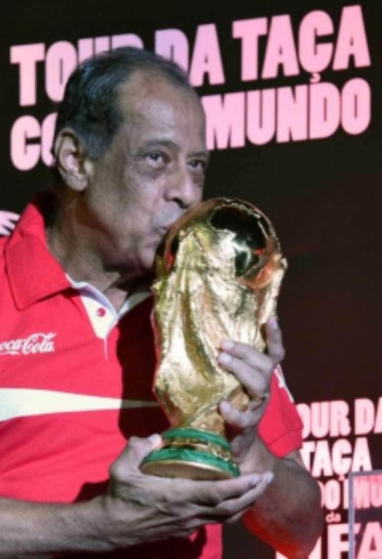 Em 2014, Carlos Alberto Torres repetiu o mítico beijo na taça da Copa. Capita morreu em outubro de 2016