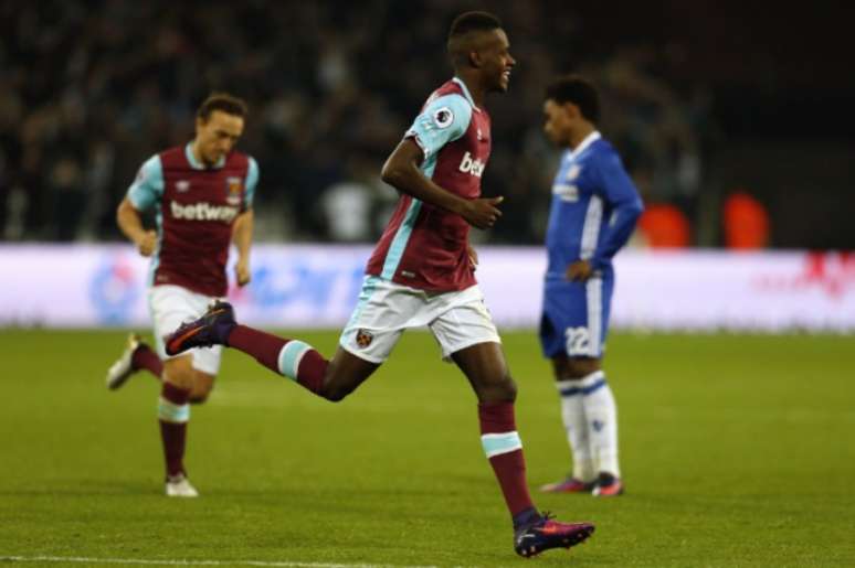 Fernandes comemora o seu gol no início do segundo tempo (Foto: Ian KINGTON / AFP)