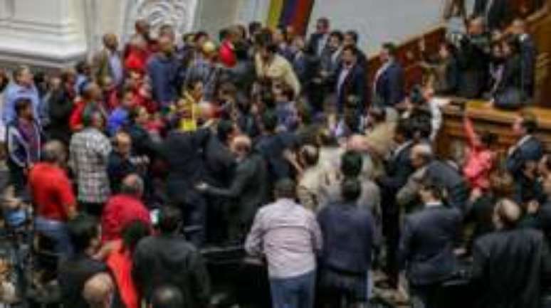 Sessão desta terça na Assembleia Nacional da Venezuela foi marcada por tumulto entre a maioria opositora e deputados governistas