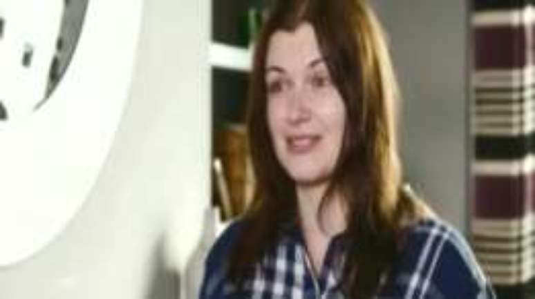 No comercial, mulher fica surpresa ao ver a si mesma mais magra