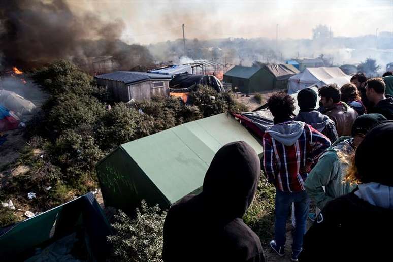 Partes do acampamento foram incendiadas neste último dia da desocupação