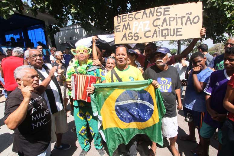 Dezenas de torcedores acompanharam o velório e o enterro de Carlos Alberto Torres, no Rio de Janeiro