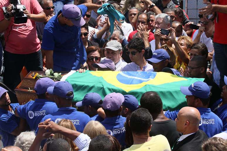 Caixão do 'Capita' foi enterrado com uma bandeira do Brasil cobrindo ele