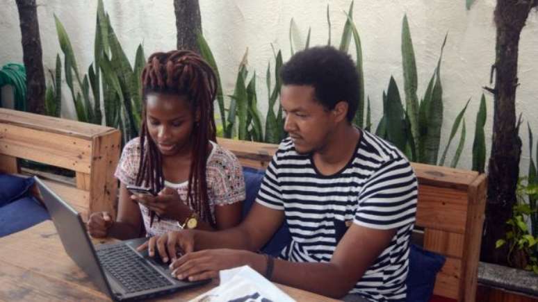 Casal Monique e Lucas em a&ccedil;&atilde;o: planos de amplia&ccedil;&atilde;o da loja virtual e lan&ccedil;ar portal de ensino &agrave; dist&acirc;ncia em direitos humanos no Desabafo Social 