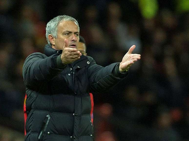 Mourinho reclama que, por causa do assédio dos jornalistas, não consegue nem atravessar a rua para ir a um restaurante, então pede todas as refeições para serem entregues no hotel onde está morando em Manchester