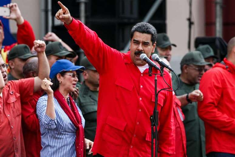 Nicolás Maduro discursa durante manifestação pró-governo na Venezuela