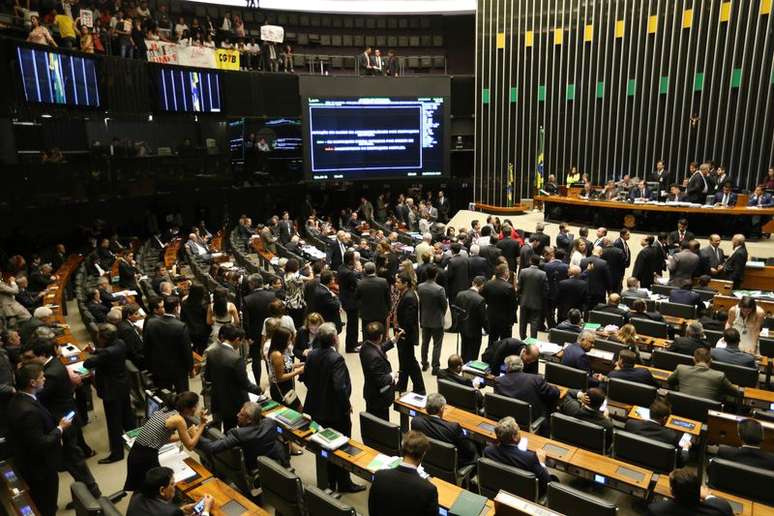 PEC 241, que limita o teto dos gastos públicos, é aprovada em 2º turno na Câmara