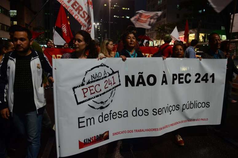 Estudantes e professores têm participado de manifestações contra a PEC 241 e seus efeitos na área da educação 