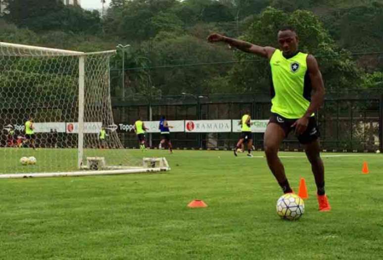 Sassá é quem voltou ao time principal na ausência dos dois meio-campistas (Foto: Vitor Silva/SSPRESS/Botafogo)