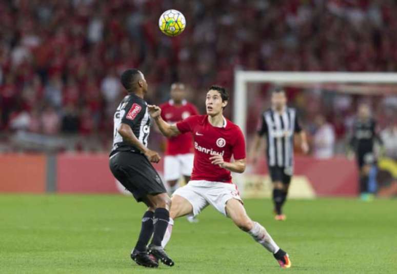 Atlético volta a Belo Horizonte com vantagem sobre o Internacional (Foto: Jeferson Guareze/AGIF)