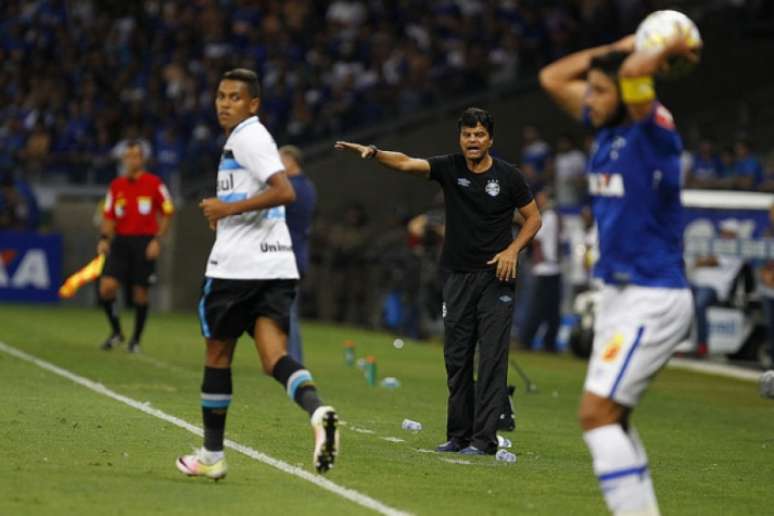 Alexandre Mendes orienta seus jogadores no Mineirão (Foto: Lucas Uebel/Grêmio)