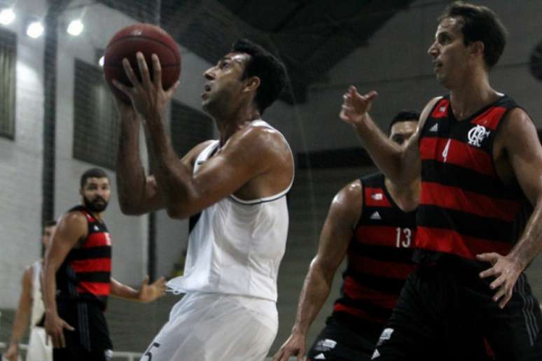 Hélio, do Vasco, e Marcelinho Machado, do Flamengo (Foto: Foto: Paulo Fernandes/Vasco.com.br)