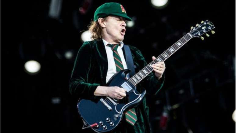 Um astro rock como Angus Young, guitarrista do AC/DC, pode ser tratado com a mesma rever&ecirc;ncia que o f&iacute;sico Albert Einstein, pai da Teoria da Relatividade?