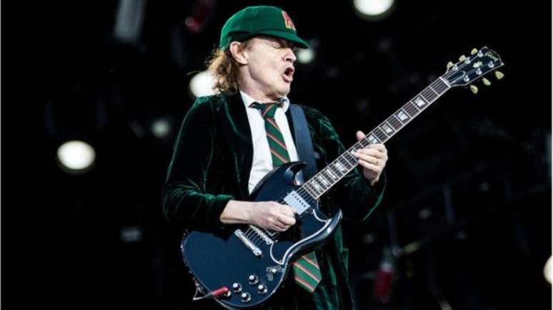 Um astro rock como Angus Young, guitarrista do AC/DC, pode ser tratado com a mesma reverência que o físico Albert Einstein, pai da Teoria da Relatividade?