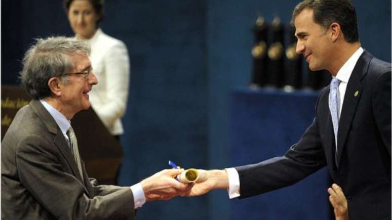 O psicólogo Howard Gardner (esq.) recebeu o Prêmio Príncipe de Astúrias, em 2011