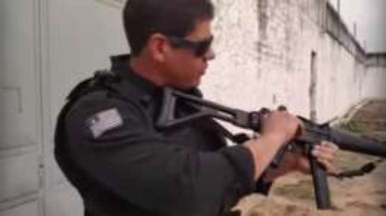 Em teste publicado no YouTube, policial mostra arma semelhante à comprada pela PM de SP aparentemente destravando sozinha