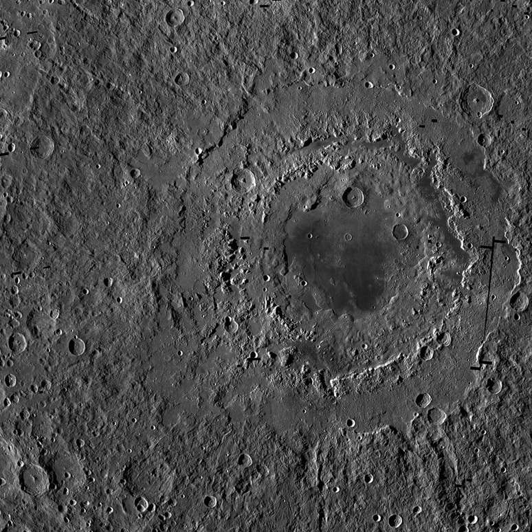 Oriental é a maior cratera da Lua. Foi formada há 3,8 mil anos e tem diâmetro de 930 quilômetros