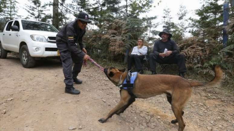 Ramírez brinca com seu cachorro Bones