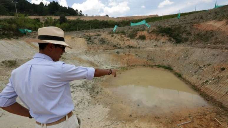John Fredy Ramírez aponta para o local onde foi feita a escavação na Escombreira entre junho e dezembro de 2015.