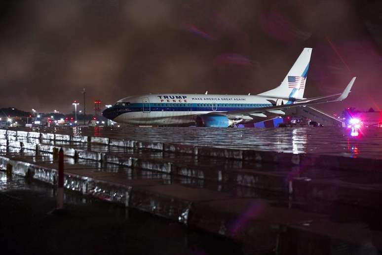 Avião em que estava Mike Pence saiu da pista em aeroporto de Nova York