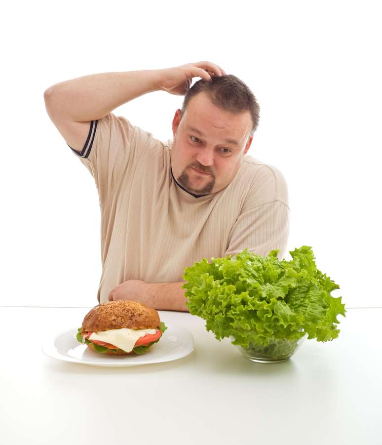 Hábitos diários como comer depressa e sem mastigar direito os alimentos e manter uma dieta rica em carboidrato, proteína e gordura também são fatores a serem levados em conta quando o assunto é mau hálito e obesidade
