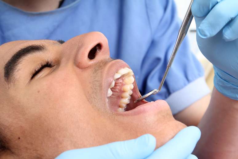 Normalmente quando a restauração fica alta dá para perceber ainda na consulta quando o paciente fecha a boca e sente os dentes se encostando