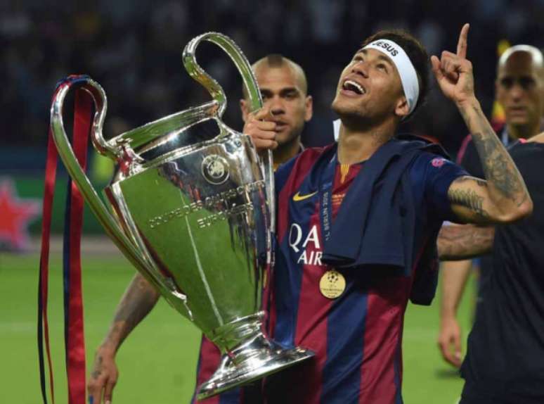 Neymar com o troféu do Mundial de Clubes (Foto: PATRIK STOLLARZ/AFP)