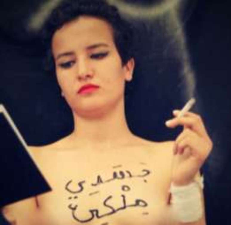 Amina Sboui publicou uma foto no Facebook com os seios à mostra e seguinte mensagem escrita no peito: "Meu corpo pertence a mim"
