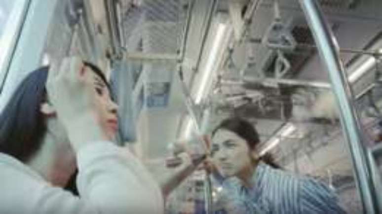 Clipe da empresa pede que passageiras evitem fazer sua maquiagem no trem
