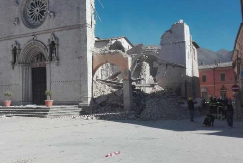 A Basílica de São Benedito, em Norcia, na região central da Itália, ficou completamente destruída, após o forte tremor deste domingo