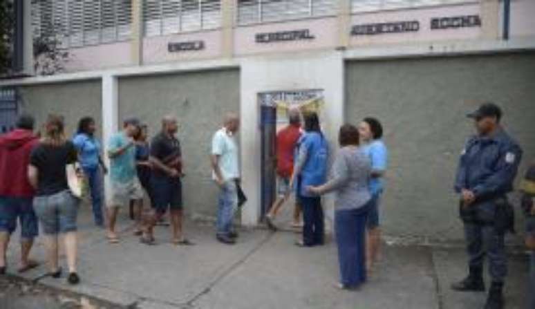 Eleitores fazem fila para entrar na Escola Municipal Avertano Rocha, em Jacarepaguá, zona oeste da capital fluminense, em dia de votação do segundo turno