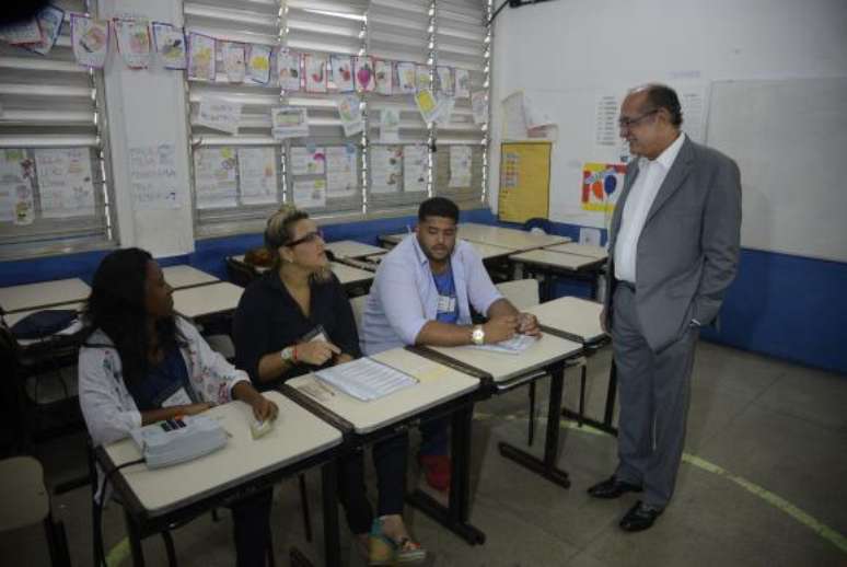 Rio de Janeiro - O presidente do Tribunal Superior Eleitoral, ministro Gilmar Mendes cumprimenta mesários da Escola Municipal Avertano Rocha onde acompanha o início da votação na cidade () 