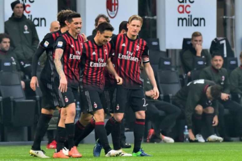Milan comemora sua sétima vitória na competição (Foto: GIUSEPPE CACACE / AFP)