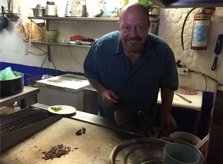 Alejandro Escalante prepara insetos em seu restaurante