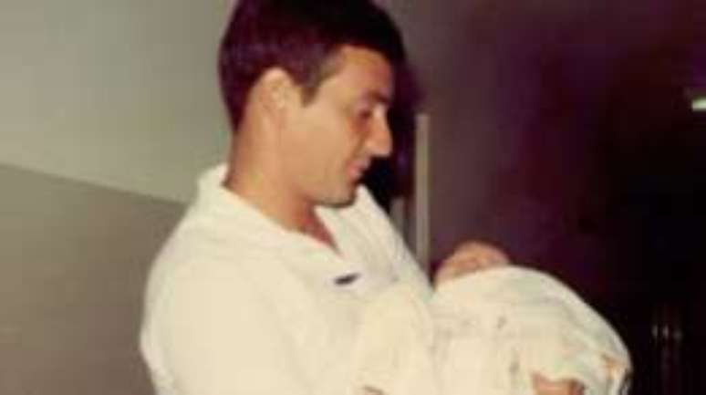 Crivella com o filho Marcelo em 1985; ele tem mais duas filhas, Deborah e Rachel