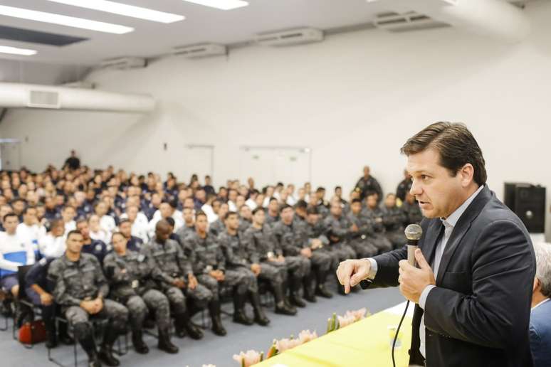 Geraldo Julio quando empossou 321 novos guardas municipais do Recife