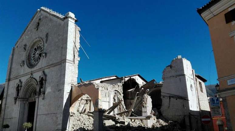 Basílica de são Benedito, destruída pelo terremoto deste domingo na região central da Itália